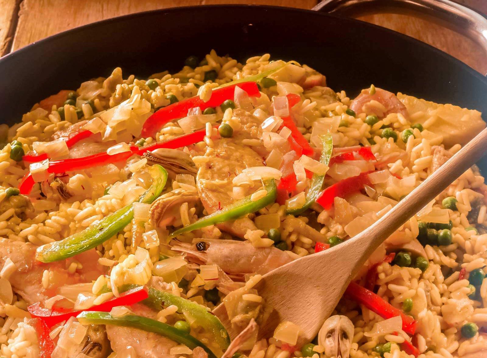 Bosto - paella met garnalen, mosselen, tomaten, paprika erwten en ajuin