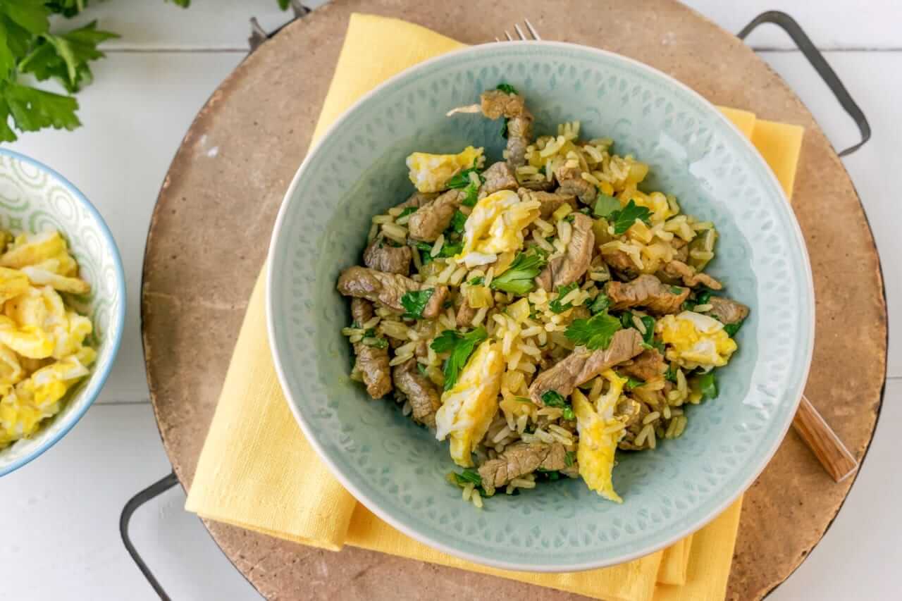 Bosto - nasigoreng met rundvlees, bruine rijst ei en kruiden