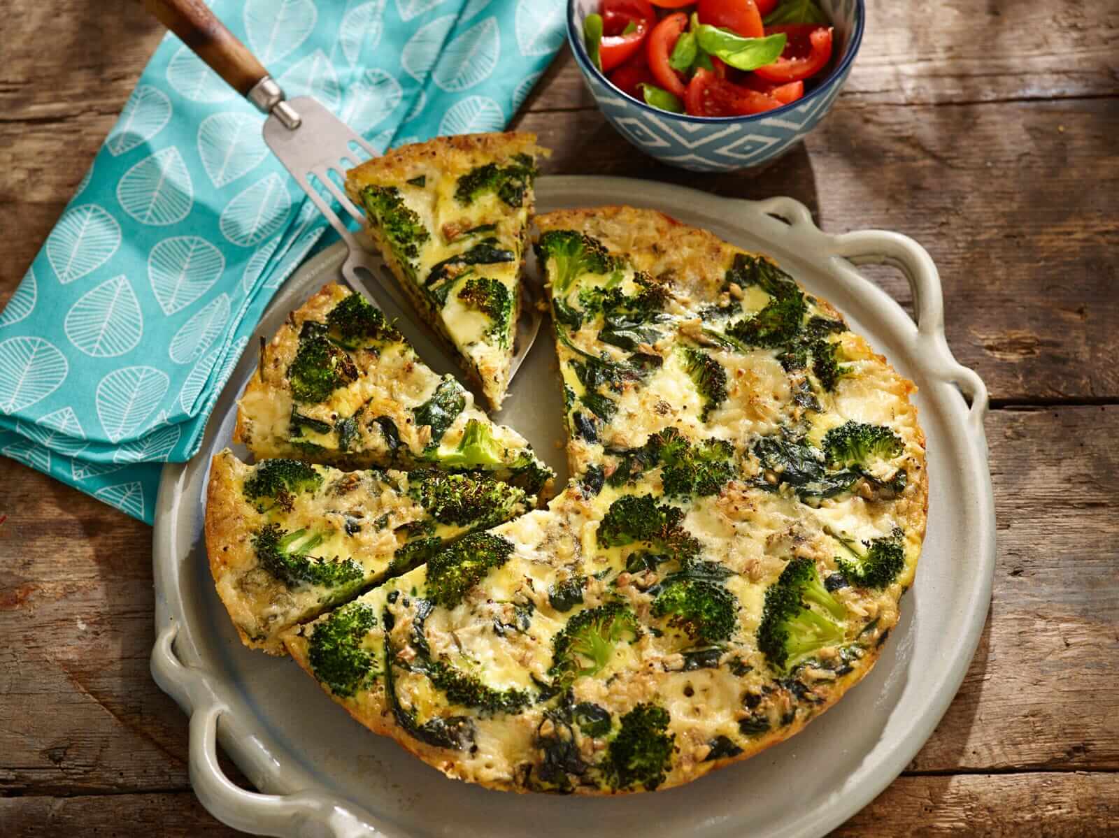 Bosto - rijstfritatta met spinazie en broccoli, hartige taart, tomaatjes en basilicum