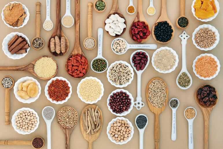 Bosto - lepels en kommetjes met superfood, noten, linzen, quinoa, kaneel, goijbessen