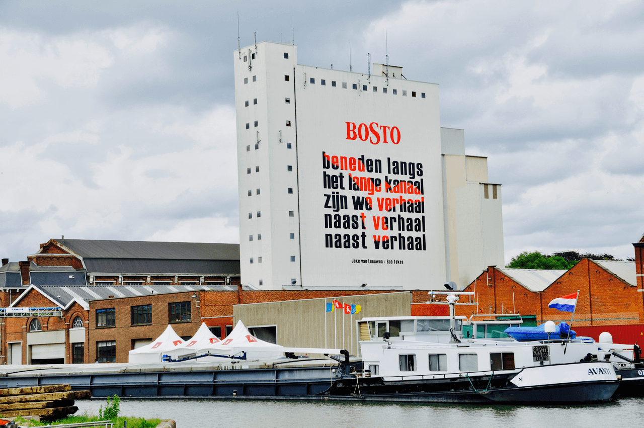 Bosto - beneden langs het lange kanaal zijn we verhaal naast verhaal naar verhaal, gebouw