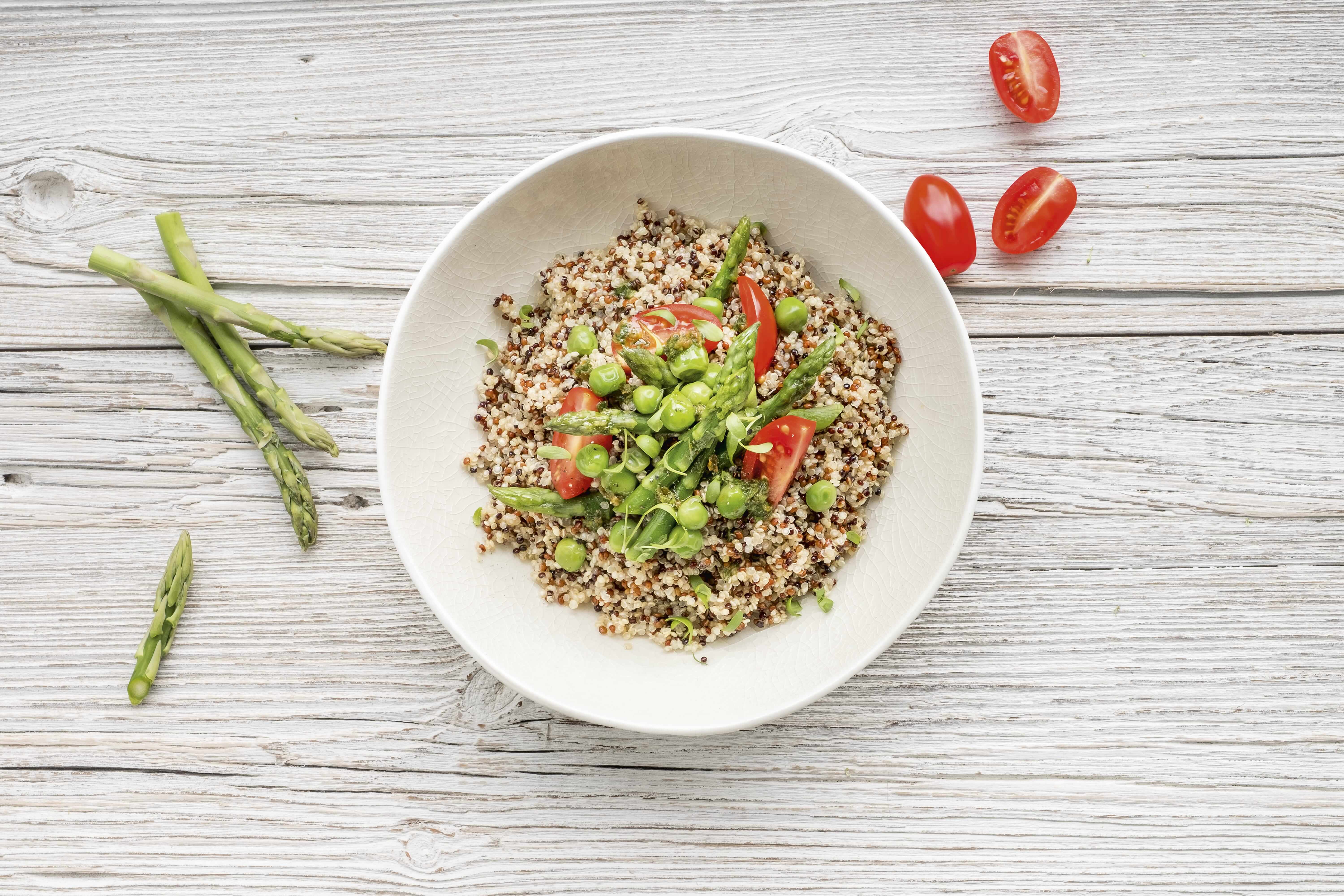 Bosto - quinoa met groene asperges, kerstomaatjes, erwten