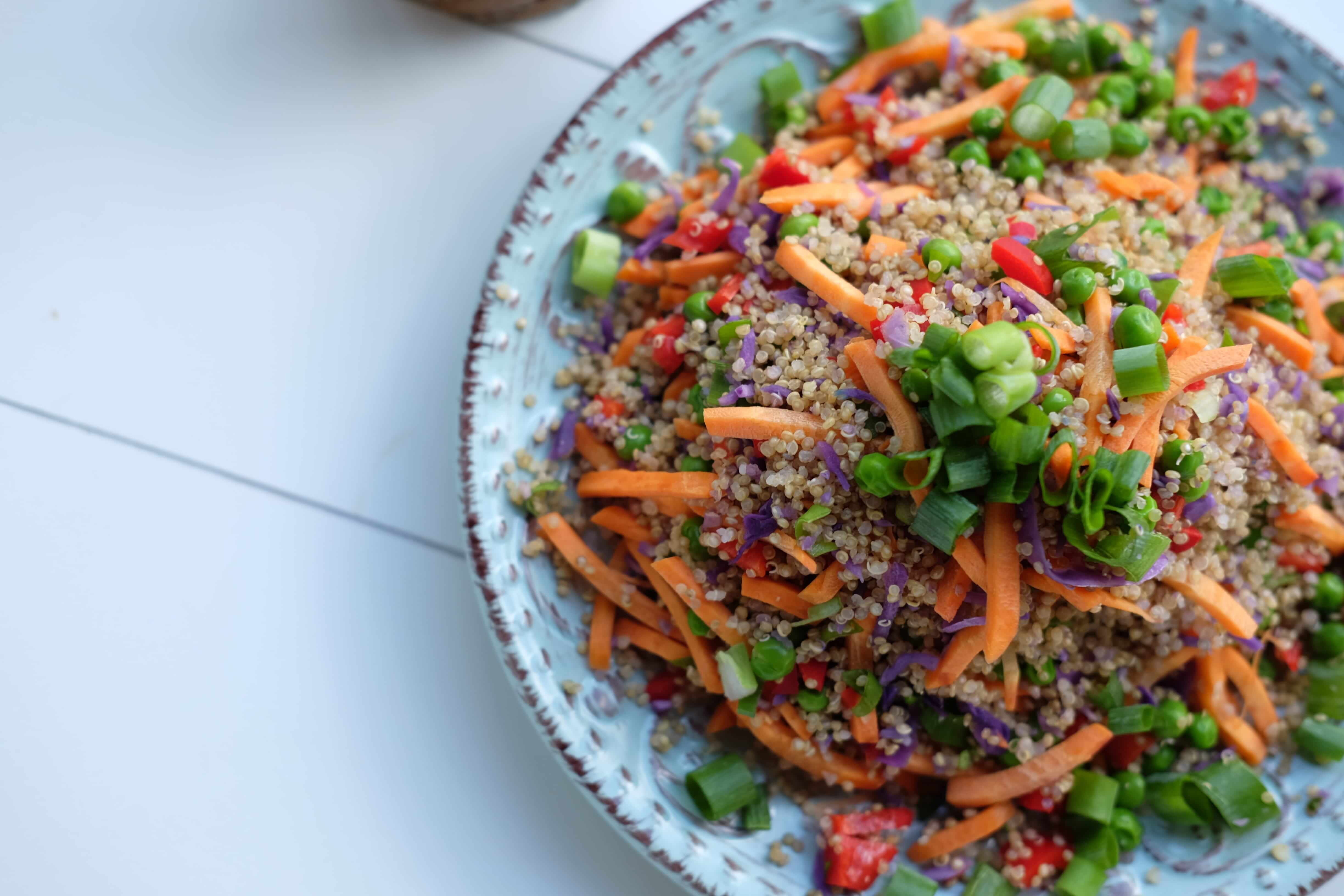 Bosto - salade met quinoa en pindasaus, lenteui, wortelen, rode kool, erwten