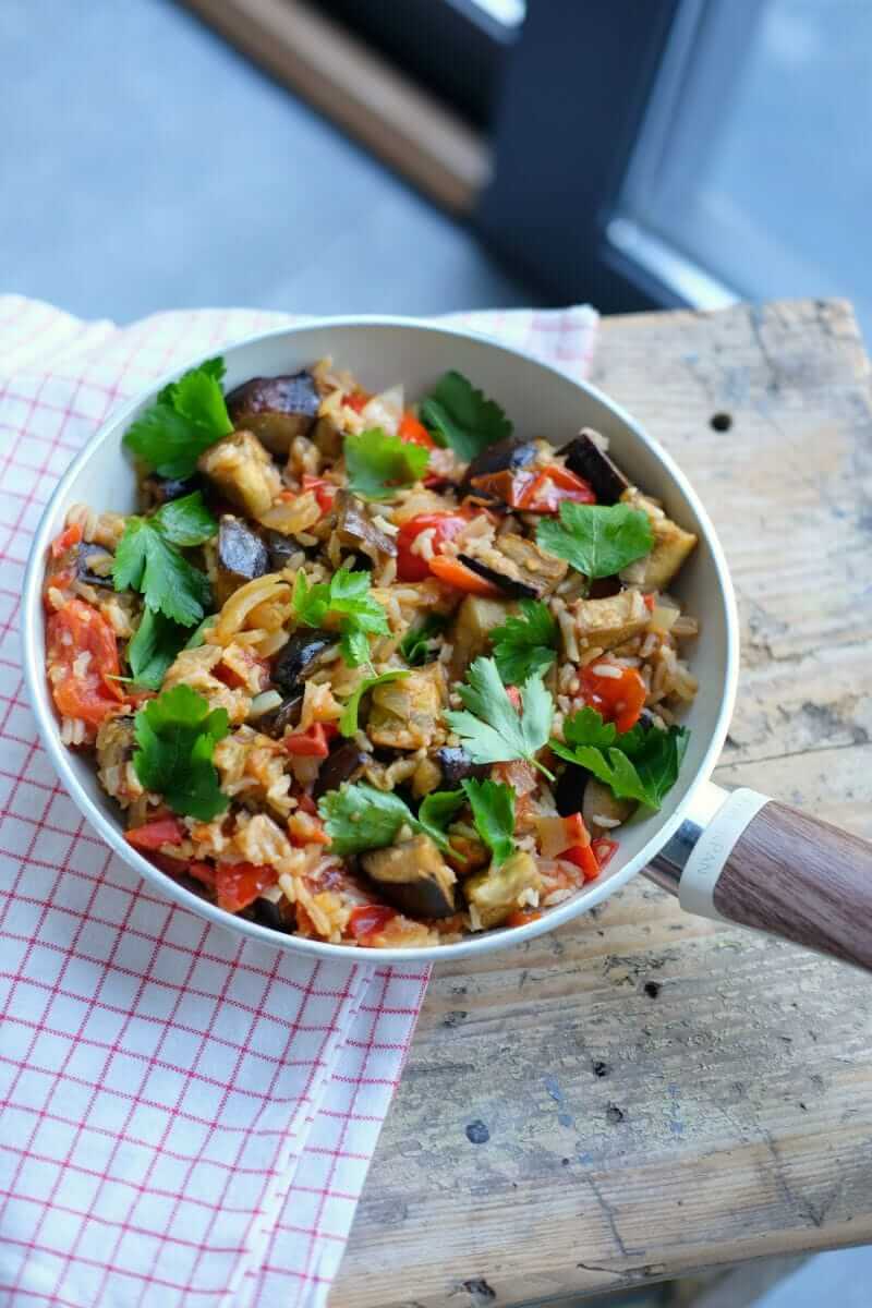 Bosto - mediterraanse rijstschotel met koriander, aubergine, kerstomaatjes, bruine rijst met spelt,