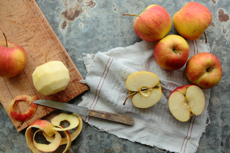 BOS - fruit met schil op snijplank, appel, mes