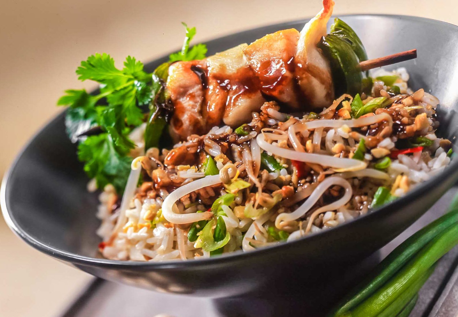 Riz sauté au soja et borchettes teriyaki Bosto - gebakken rijst met soja en teriyaki brochettes, pijpajuin, pindanoten